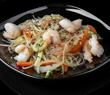 Фунчоза с курицей и креветками в соусе том ям