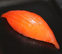 Нигири с копченым лососем
