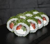 Филадельфия с чукой и лососем
