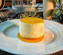 Мусс из манго и маракуйи с малиной