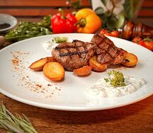 Медальоны из говядины с мини-картофелем