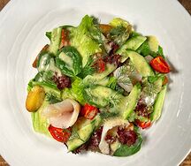 Салат с подкопченным муксуном и запеченными черри