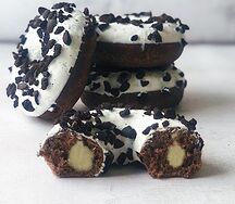 Донат с ванильной начинкой и кусочками печенья