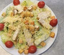 Салат Цезарь с курицей