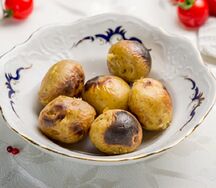 Молодой картофель на мангале