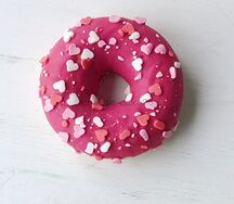 Донат с клубничной начинкой и сердечками