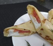Блинчик с лососем и сливочным сыром