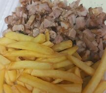 Шаверма с курицей на тарелке