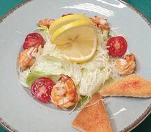 Цезарь с тигровыми креветками