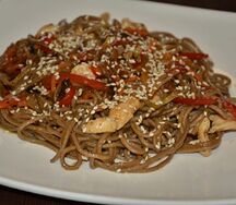 Wok с курицей в соусе сладкий чили