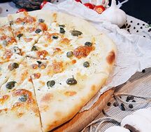 Фокачча с каперсами под сливочным соусом