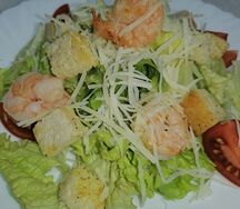 Салат Цезарь с тигровыми креветками