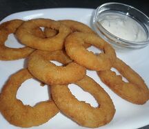 Луковые колечки с чесночным соусом
