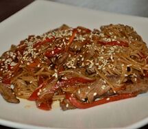 Wok с телятиной в соусе тонкацу