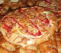 Пицца с колбасой