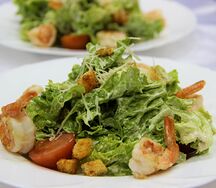 Салат Цезарь с креветками