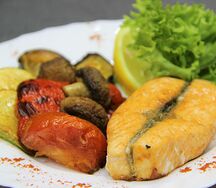 Семга с овощами гриль
