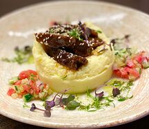 Телячьи Щечки, картофельное пюре (сливки), горчица зернистая, уксус бальзамик, кунжут, перец болгарский, томаты, огурцы