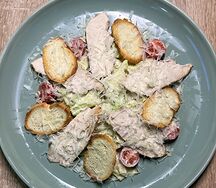 Салат Цезарь с курицей