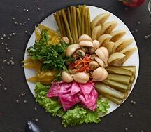 Ассорти из соленых овощей