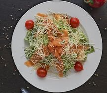 Салат Цезарь с семгой