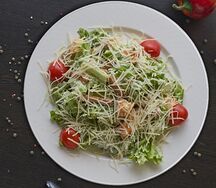 Салат Цезарь с курицей