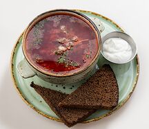 Борщ с говядиной и чесночным ржаным хлебом
