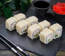 Ролл Калифорния в кунжуте
