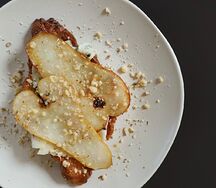 Медовый тост с горгонзолой и грушей