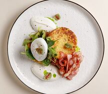 Хашбраун с беконом и яйцом пашот