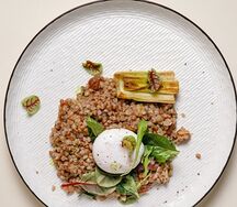 Гречка с белыми грибами, яйцом пашот и печеным пореем
