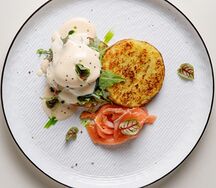 Хашбраун с лососем и яйцом пашот