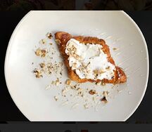 Медовый тост с сыром фета и грецким орехом