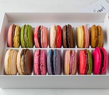 Коробочка из 14 пирожных макарон от Mon Bon