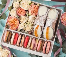 Канноли и французские макарон с живыми цветами