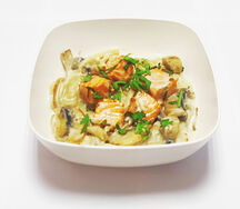 Удон с лососем и грибами в сливочном соусе