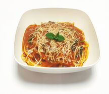 Спагетти с ароматной зеленью в томатном соусе