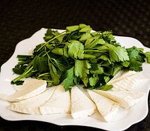 Сыр и зелень