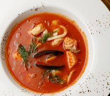 Томатный суп с морепродуктами