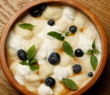 Ленивые вареники с голубикой и карамельным соусом