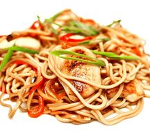 Удон с куриной грудкой и ананасами