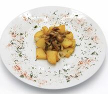 Картошечка, жаренная с опятами и лучком