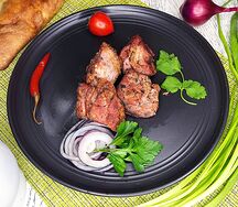 Шашлычок из бараньей мякоти с соусом на лаваше
