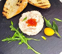 Риет из лосося с творожным сыром, красной икоркой к греночкам