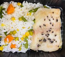Рыба, запеченная с кунжутом и рисом по-мексикански