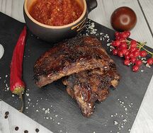 Свиные рёбрышки BBQ с томатом гриль на лаваше