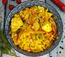 Ароматный плов с мясом цыплёнка, красным перчиком и зернами граната