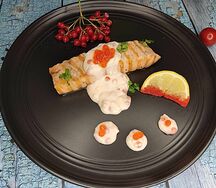 Лосось со сливочно-икорным соусом