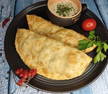 Чебуреки с бараниной и телятиной со сметанным соусом 
