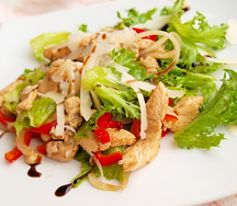 Теплый салат с курицей